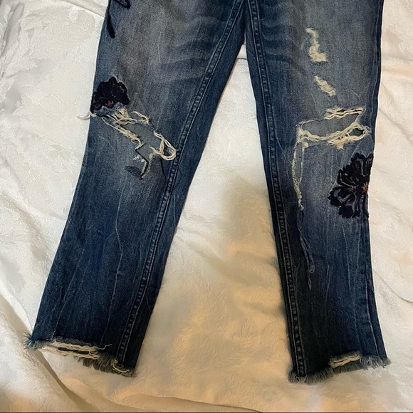 A&F Girlfriend Jeans - Embroidered 00 Short - Picture 9 of 11